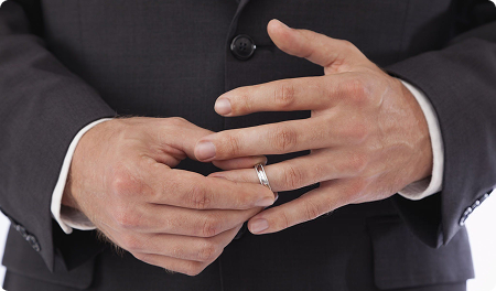 結婚指輪をはめた手